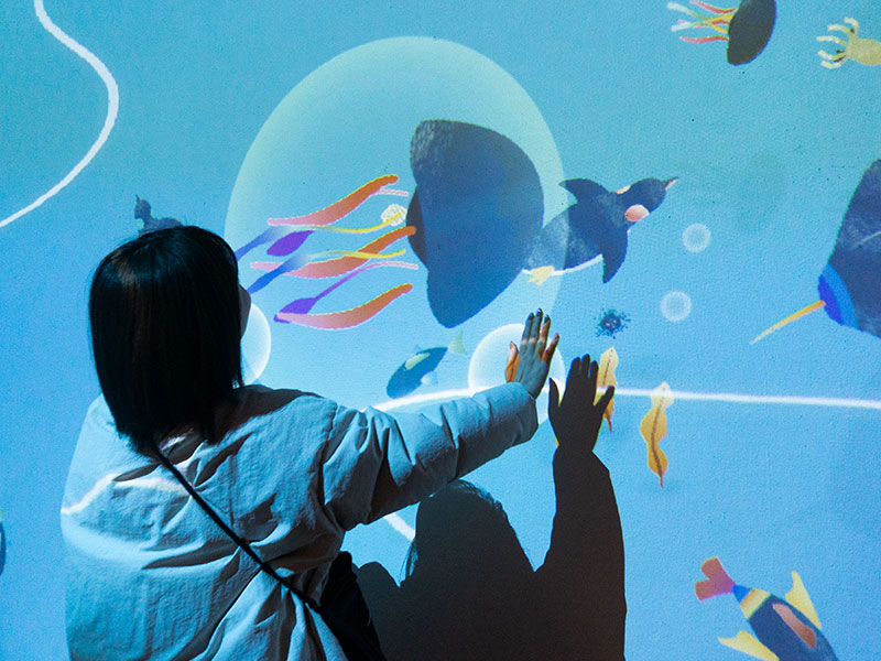 写真:テトテ遊泳 奈良市美術館