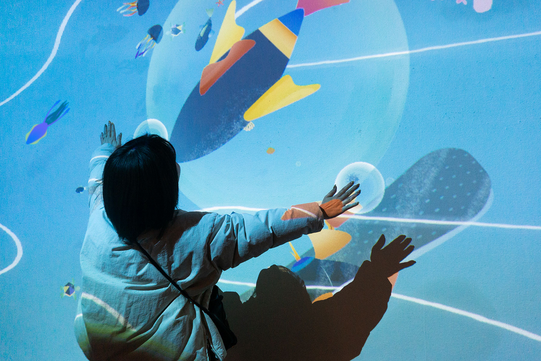 写真:テトテ遊泳 奈良市美術館