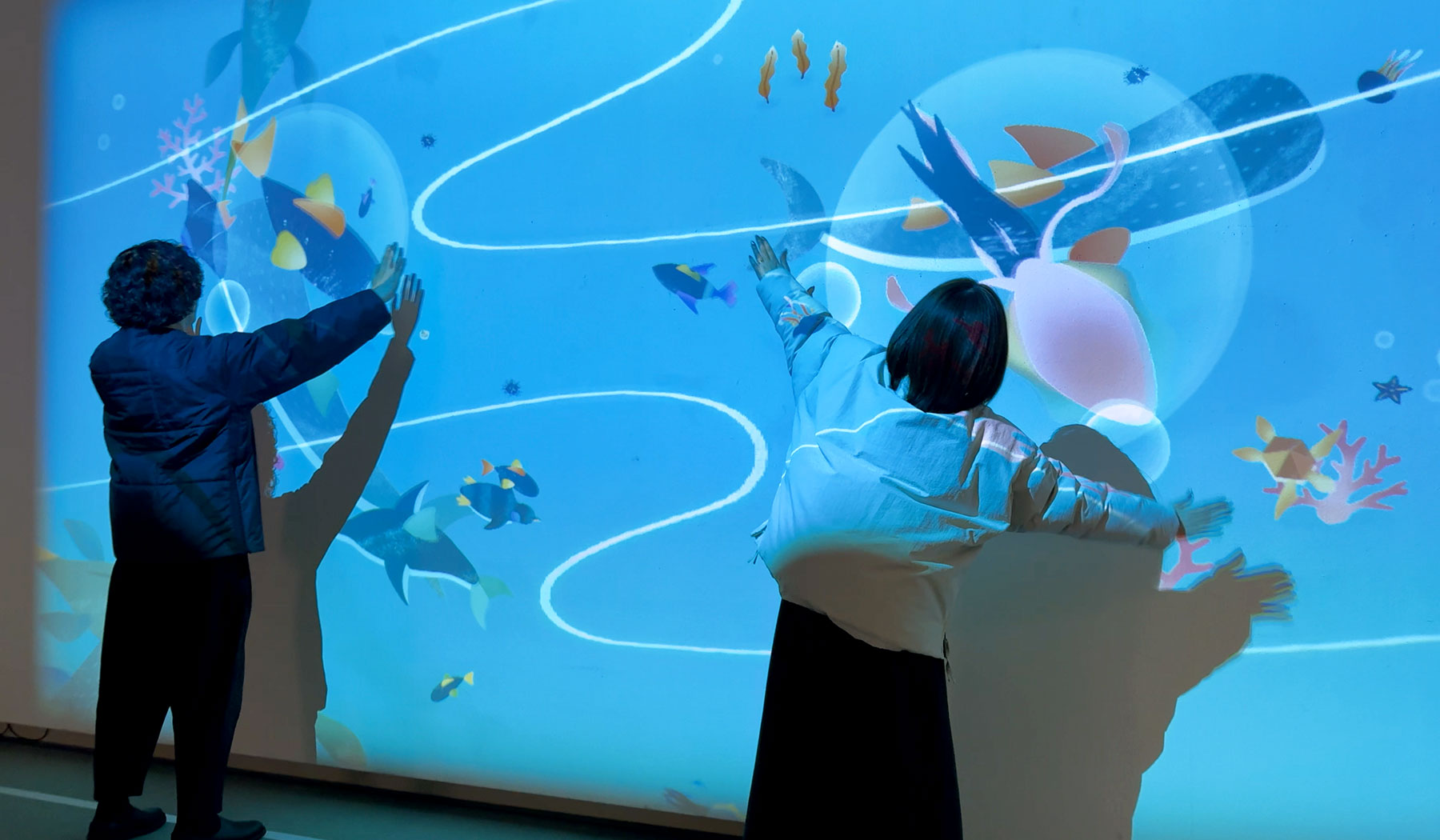 写真:テトテ遊泳 奈良市美術館